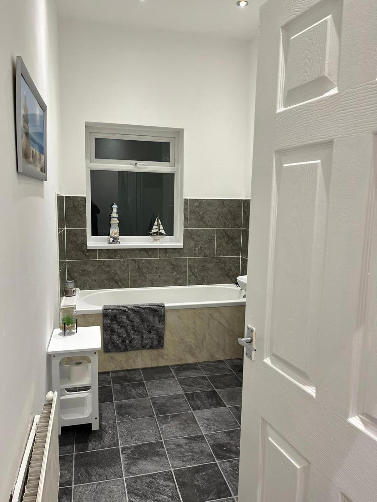 Large Ground Floor Apartment - South Shields - 3 Minutes From South Tyneside Hospital, 8 Minutes From Beach Экстерьер фото